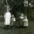 Ahlkvist Hilda och Signe, med barn
